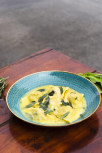 Ravioli de queijo com creme branco ao limone